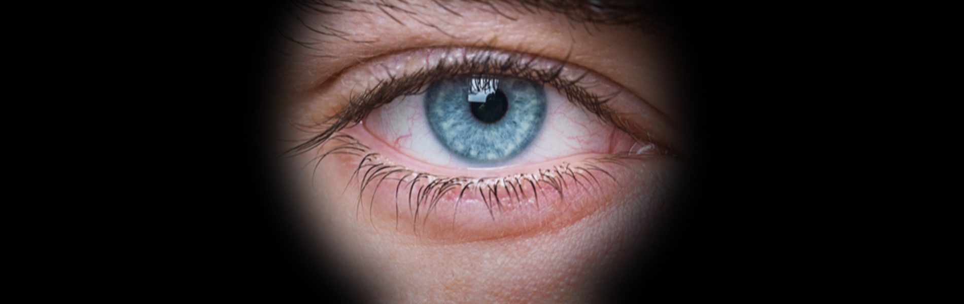 איזה צחוקים, גבר מציץ לאישה בשירותים