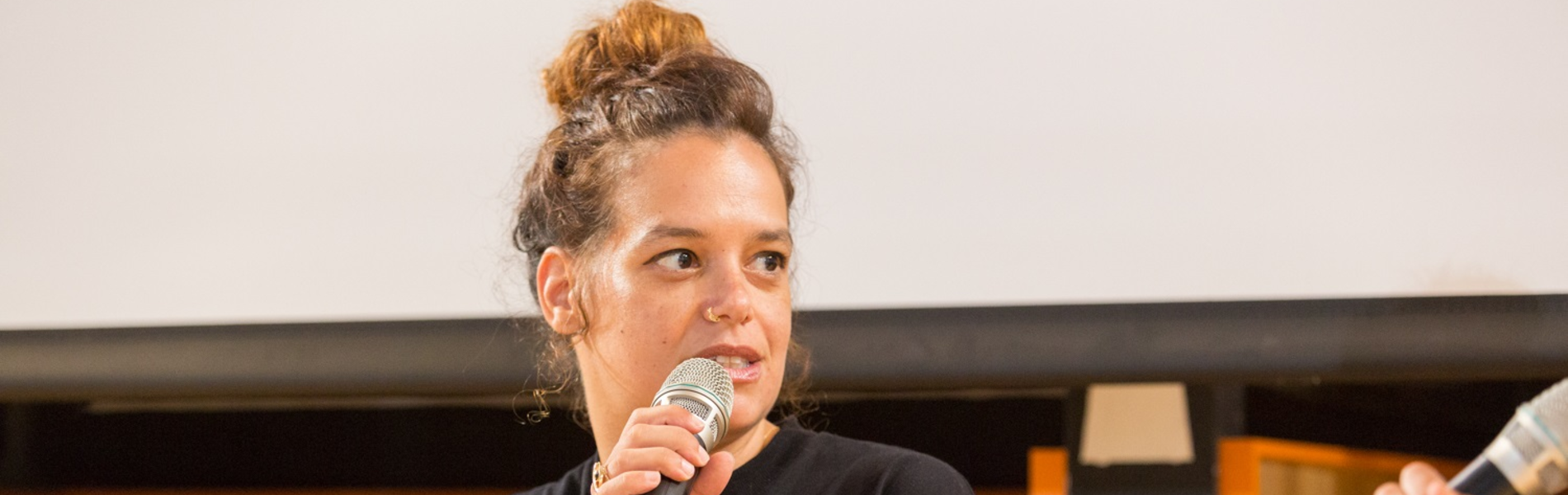 גלית חוגי לא מפחדת לעשות סאטירה על מלחמה