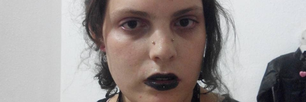 כן, יש לי המון פירסינגים וקעקועים ולא, אי אפשר לגעת