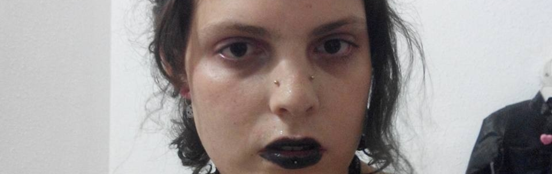 כן, יש לי המון פירסינגים וקעקועים ולא, אי אפשר לגעת