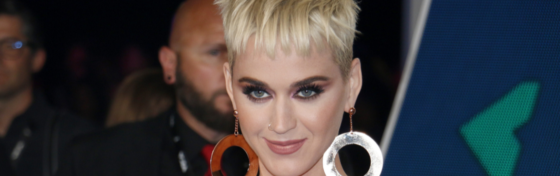 קייטי פרי בוחרת להגן על אנס או על עצמה?