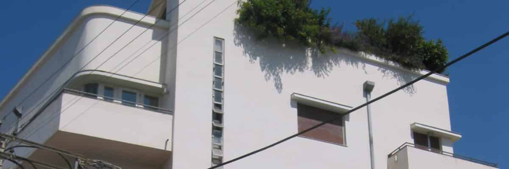 הבניין שמפיח את השממה מרחוב הבנקים של תל אביב