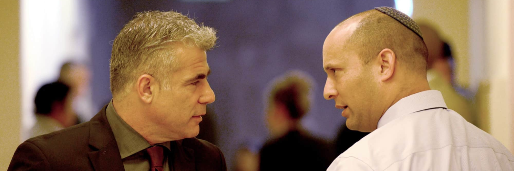 שר האוצר ח"כ יאיר לפיד משוחח עם שר הכלכלה ח"כ נפתלי בנט בין מסדרונות משרד ראש הממשלה בירושלים. צילום: לע"מ