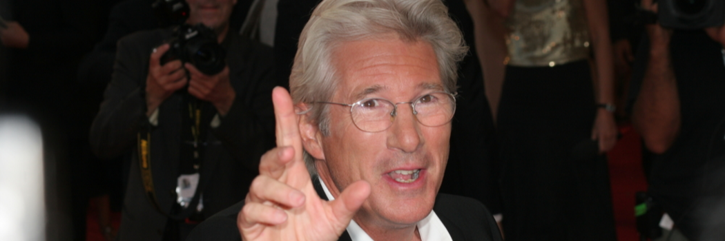 שיא הצביעות: לריצ'ארד גיר נולד בן בגיל 69 וההתרגשות בשיאה