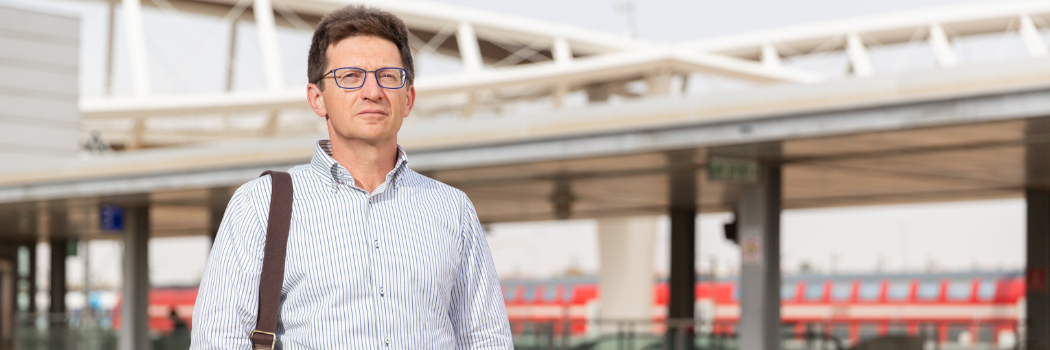 פגישה ברכבת: האיש שעוזר לבני הגיל השלישי