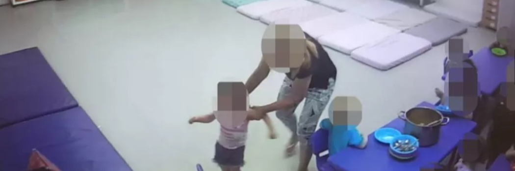 התעללות בגן הילדים, תיעוד ממצלמת אבטחה (צילום באדיבות הורי הגן)