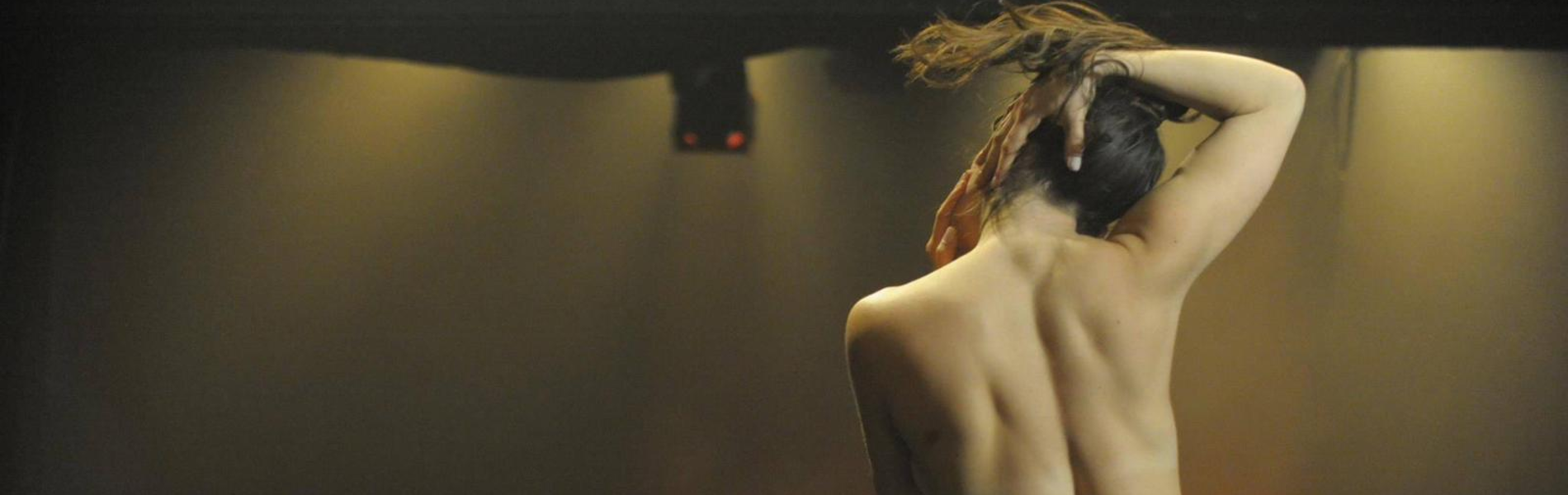 'כתרנגולת': "כשאנחנו מתות אין לנו פנים וכשאנחנו חיות אין לנו גב"