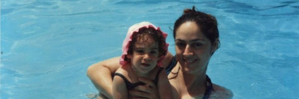 מיכל נעים בילדותה עם דודתה תמר ברז ז"ל. צילום ביתי